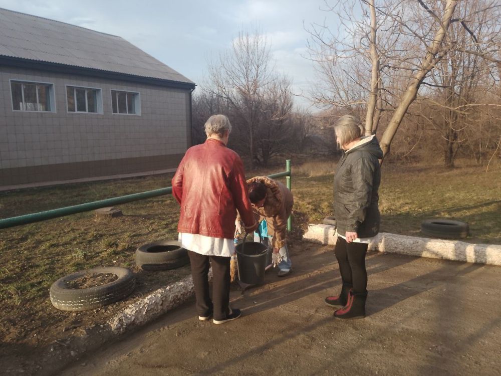 Сотрудники медицинских учреждений тоже приняли участие в общегородском субботнике Сотрудники медицинских учреждений тоже приняли участие в общегородском субботнике