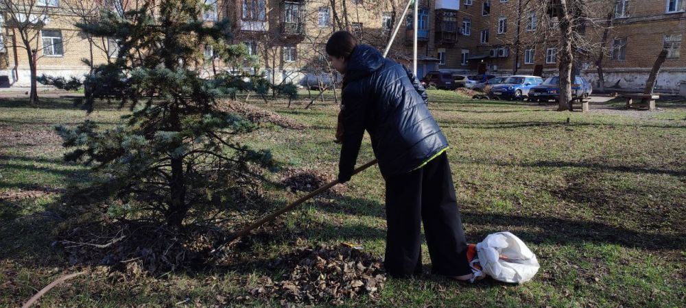 Молодежь Ждановки приняла участие в общегородском субботнике Молодежь Ждановки приняла участие в общегородском субботнике