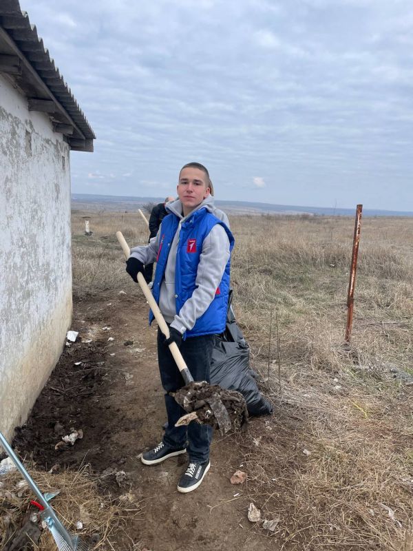 Депутаты Горловского городского совета и активисты Горловского отделения Движения Первых приняли участие в Республиканском субботнике на КПП «Мариновка» Депутаты Горловского городского совета и активисты Горловского отделения Движения Первых приняли участие в Республиканском субботнике на КПП «Мариновка»