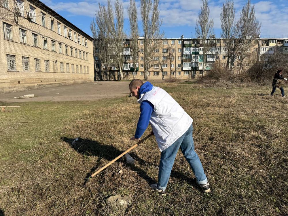 Активисты Иловайского «Движения Первых» приняли участие в городском субботнике в рамках двухмесячника по благоустройству и наведению санитарного порядка на территории городского округа Иловайск Активисты Иловайского «Движения Первых» приняли участие в городском субботнике в рамках двухмесячника по благоустройству и наведению санитарного порядка на территории городского округа Иловайск