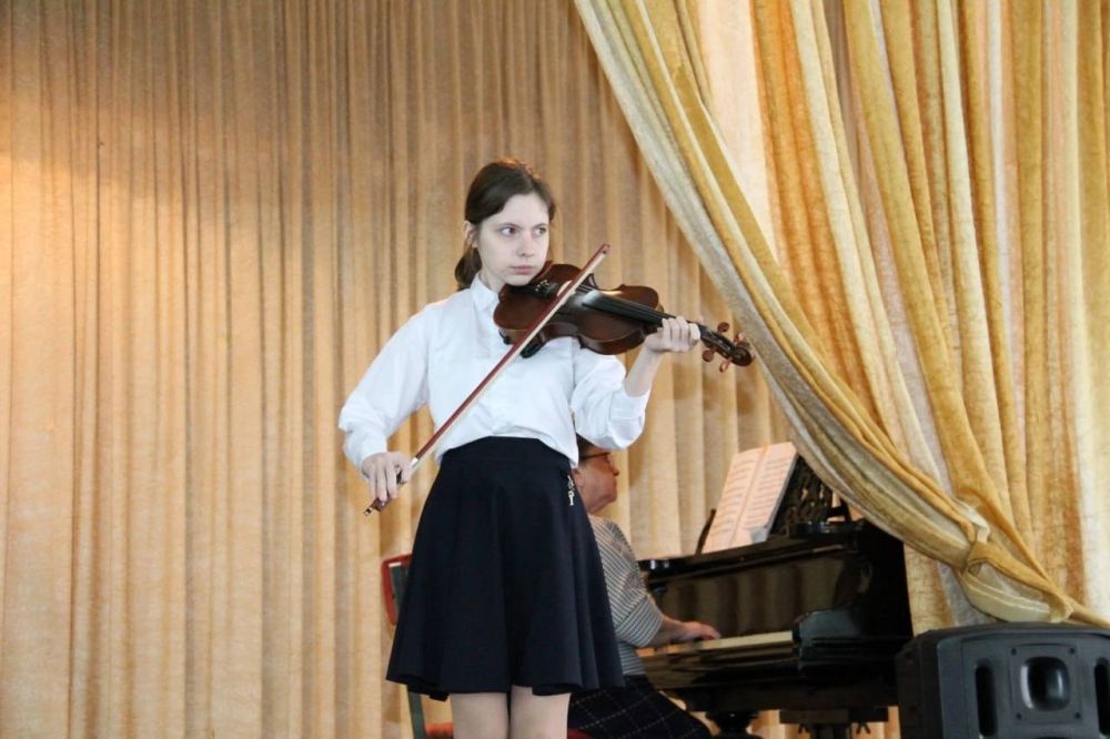 Вчера, 21 марта, в МБУДО «Зугрэсская детская школа искусств» прошёл школьный конкурс скрипачей «Музыкальный калейдоскоп» Вчера, 21 марта, в МБУДО «Зугрэсская детская школа искусств» прошёл школьный конкурс скрипачей «Музыкальный калейдоскоп»