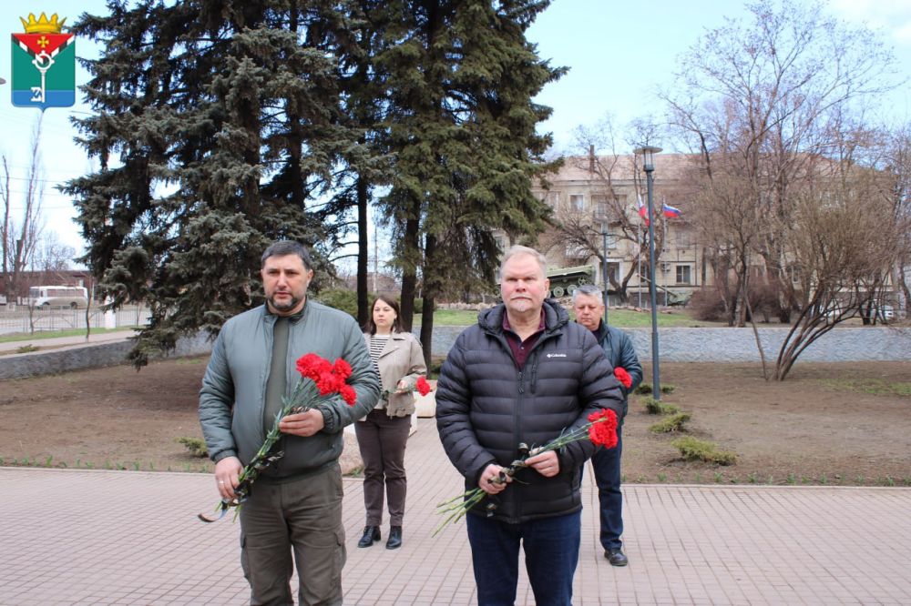 Александр Петрикин: Сегодня совместно с Андреем Самсоновым, своим заместителем Александром Грибановым и управляющим делами Ольгой Гутник возложили цветы к памятнику «Детям- жертвам войны в Донбассе» в г. Енакиево почтили... Александр Петрикин: Сегодня совместно с Андреем Самсоновым, своим заместителем Александром Грибановым и управляющим делами Ольгой Гутник возложили цветы к памятнику «Детям- жертвам войны в Донбассе» в г. Енакиево почтили...