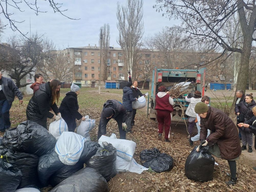 Общеобразовательные учреждения городского округа Енакиево приняли участие в субботнике Общеобразовательные учреждения городского округа Енакиево приняли участие в субботнике