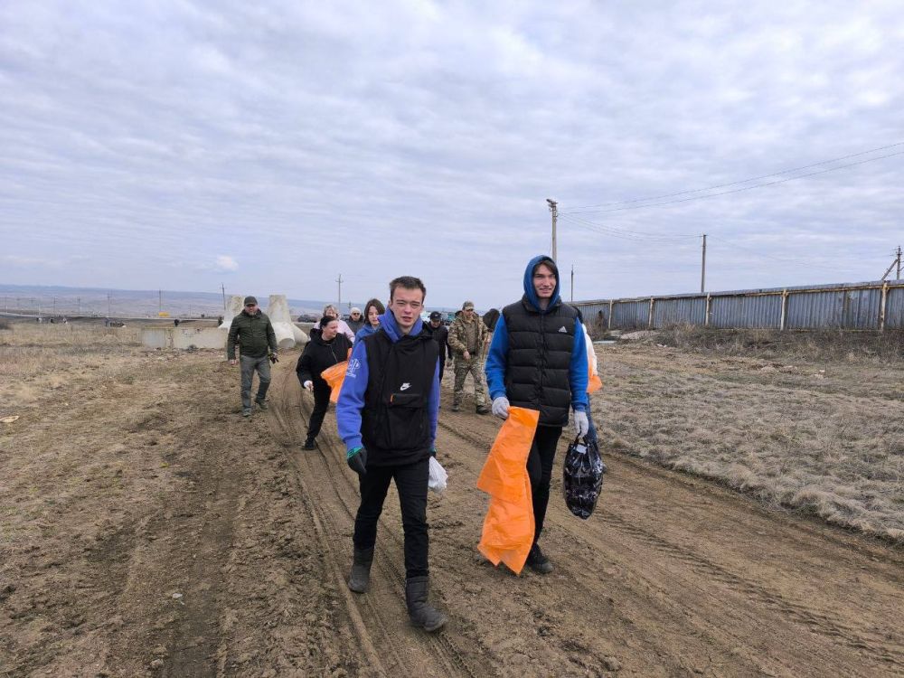 Депутаты фракции партии «Единая Россия» Снежнянского городского совета и активисты партии навели порядок у Мариновской КПП Депутаты фракции партии «Единая Россия» Снежнянского городского совета и активисты партии навели порядок у Мариновской КПП