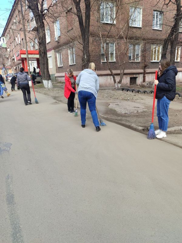 Сотрудники департамента жилищно-коммунального хозяйства и муниципальной собственности и жилищно-коммунальных учреждений на общегородском субботнике Сотрудники департамента жилищно-коммунального хозяйства и муниципальной собственности и жилищно-коммунальных учреждений на общегородском субботнике