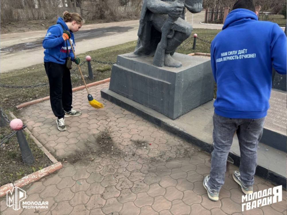 Молодёжка Горловки привела в порядок памятник Молодёжка Горловки привела в порядок памятник