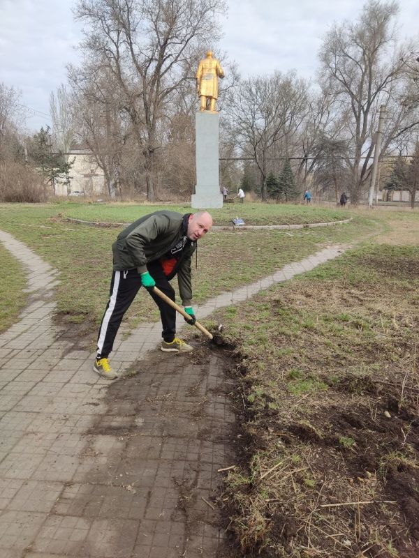 В Ленинском районе г. Донецка прошел очередной субботник, в котором приняли участие сотрудники Управы Ленинского внутригородского района Администрации городского округа Донецк и управляющий делами Администрации городского... В Ленинском районе г. Донецка прошел очередной субботник, в котором приняли участие сотрудники Управы Ленинского внутригородского района Администрации городского округа Донецк и управляющий делами Администрации городского...