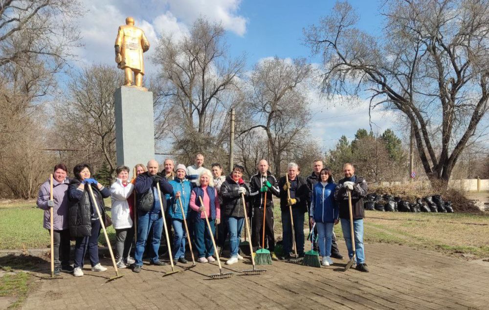 В Ленинском районе г. Донецка прошел очередной субботник, в котором приняли участие сотрудники Управы Ленинского внутригородского района Администрации городского округа Донецк и управляющий делами Администрации городского... В Ленинском районе г. Донецка прошел очередной субботник, в котором приняли участие сотрудники Управы Ленинского внутригородского района Администрации городского округа Донецк и управляющий делами Администрации городского...