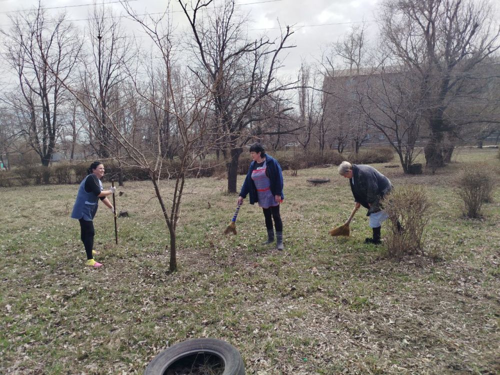 Сотрудники медицинских учреждений тоже приняли участие в общегородском субботнике Сотрудники медицинских учреждений тоже приняли участие в общегородском субботнике