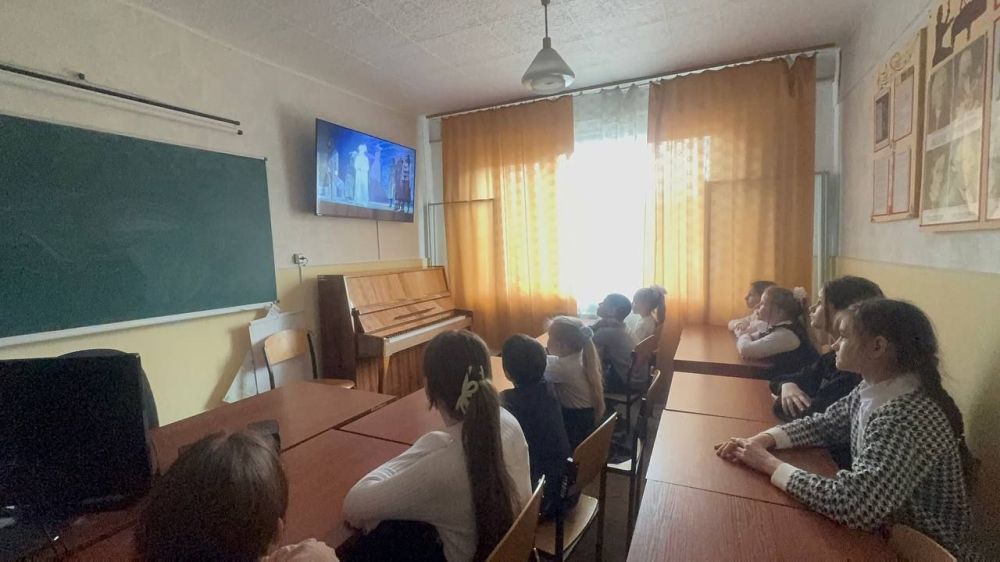 Детям Ждановки продемонстрировали спектакль «Алые паруса» Детям Ждановки продемонстрировали спектакль «Алые паруса»