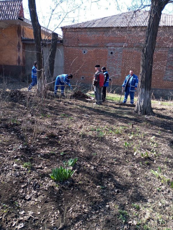 Сотрудники медицинских учреждений тоже приняли участие в общегородском субботнике Сотрудники медицинских учреждений тоже приняли участие в общегородском субботнике
