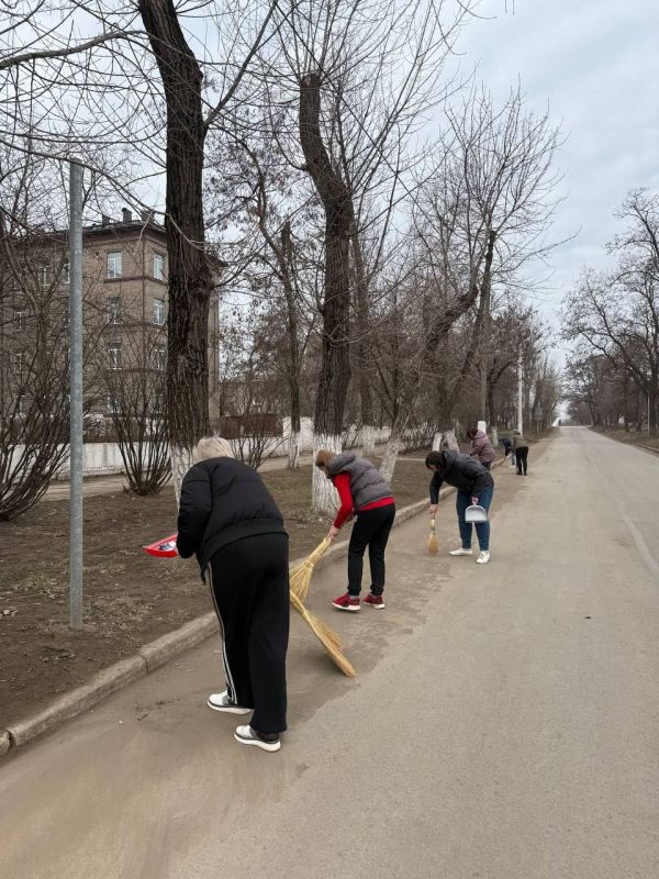 Общеобразовательные учреждения городского округа Енакиево приняли участие в субботнике Общеобразовательные учреждения городского округа Енакиево приняли участие в субботнике