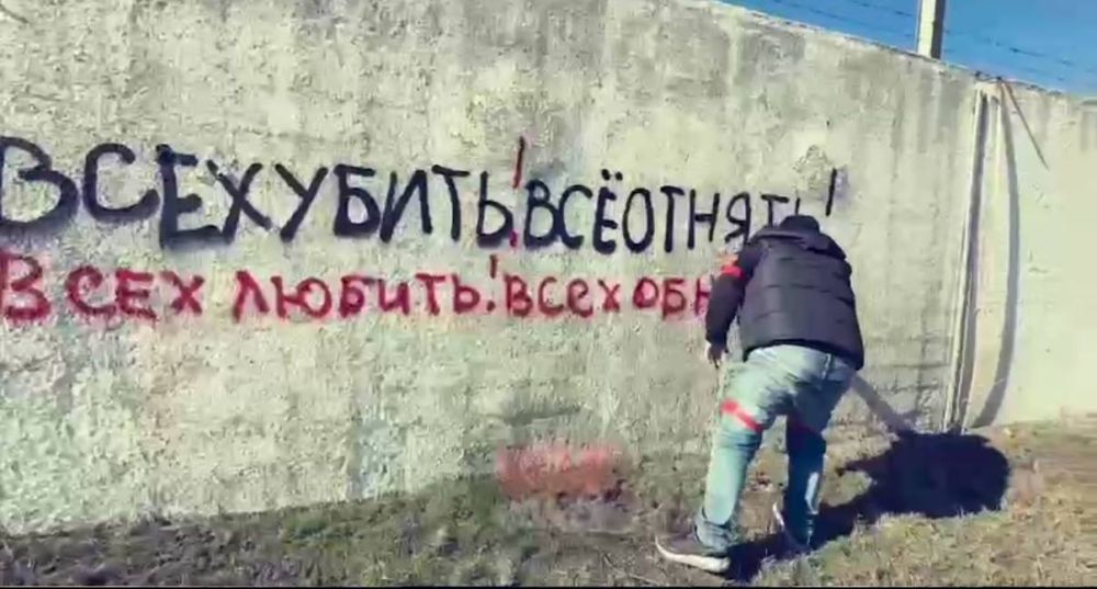 Курский губернатор Хинштейн пообещал, что блогера Апачева оштрафуют за граффити в Судже Курский губернатор Хинштейн пообещал, что блогера Апачева оштрафуют за граффити в Судже