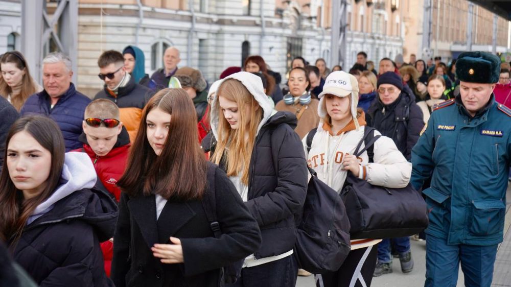 В Петербург приехали школьники из Мариуполя В Петербург приехали школьники из Мариуполя