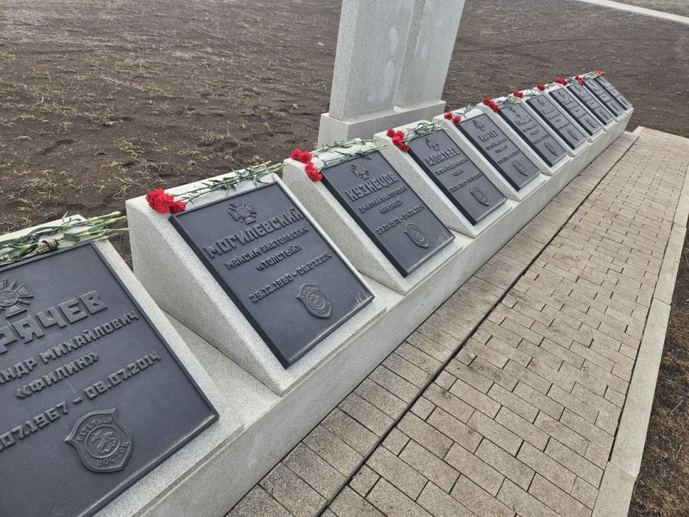 Депутаты Ясиноватского муниципального совета посетили мемориальный комплекс «Саур-Могила», где отдали дань памяти героям Великой Отечественной войны и погибшим защитникам Донбасса в нынешнем противостоянии Депутаты Ясиноватского муниципального совета посетили мемориальный комплекс «Саур-Могила», где отдали дань памяти героям Великой Отечественной войны и погибшим защитникам Донбасса в нынешнем противостоянии