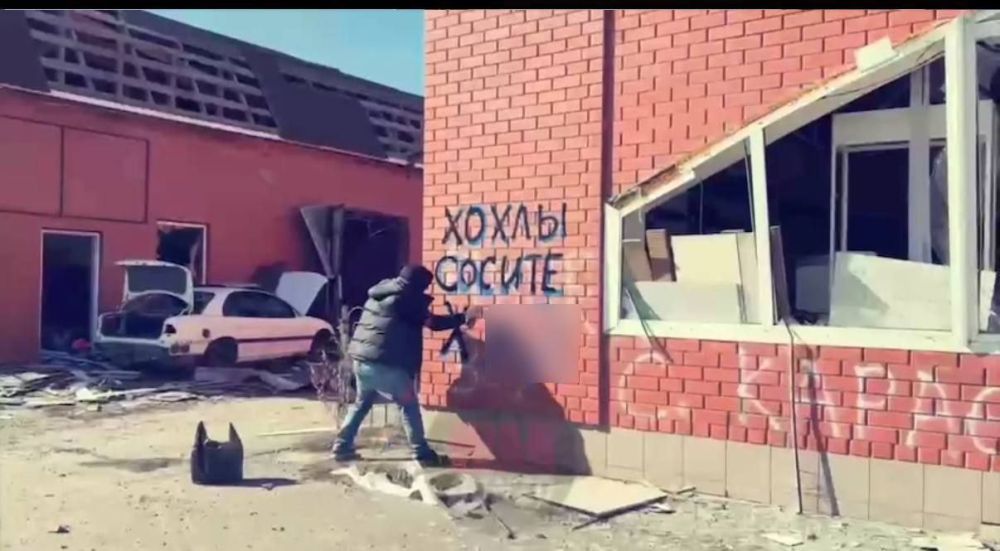 Скандал возник тут вокруг Акима Апачева и его надписей в Судже Скандал возник тут вокруг Акима Апачева и его надписей в Судже