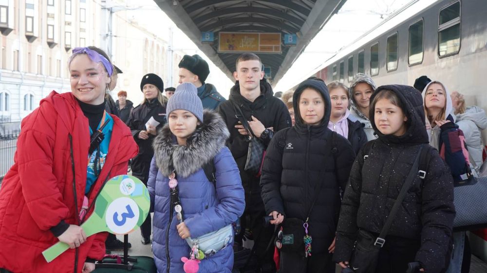 В Петербург приехали школьники из Мариуполя В Петербург приехали школьники из Мариуполя