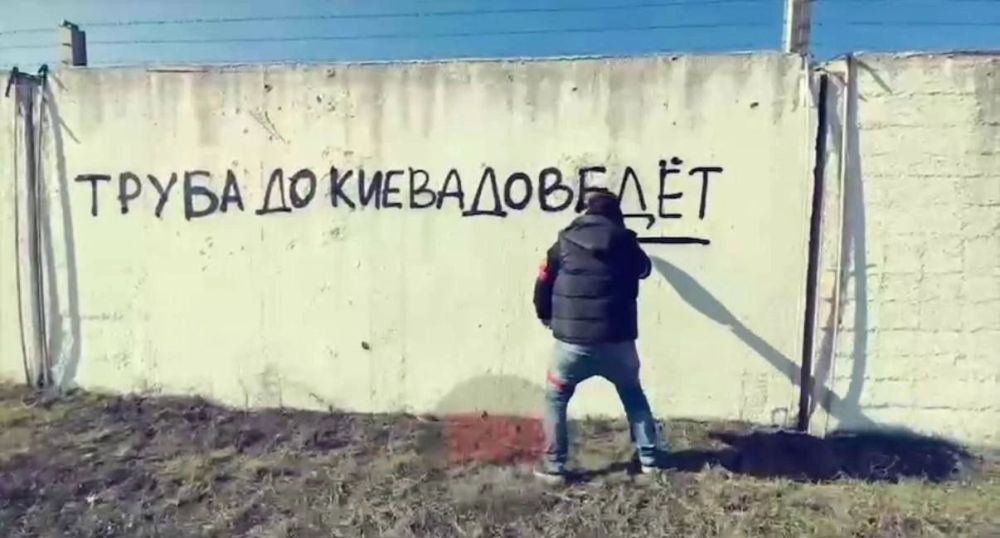 Скандал возник тут вокруг Акима Апачева и его надписей в Судже Скандал возник тут вокруг Акима Апачева и его надписей в Судже