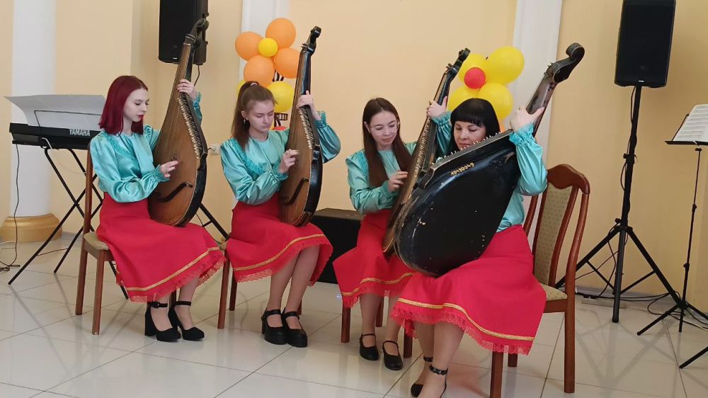 Сегодня, 24 марта Харцызский городской Дворец культуры распахнул свои двери для торжественного мероприятия «Имею честь тебе служить, Культура», посвященного Дню работников культуры Сегодня, 24 марта Харцызский городской Дворец культуры распахнул свои двери для торжественного мероприятия «Имею честь тебе служить, Культура», посвященного Дню работников культуры
