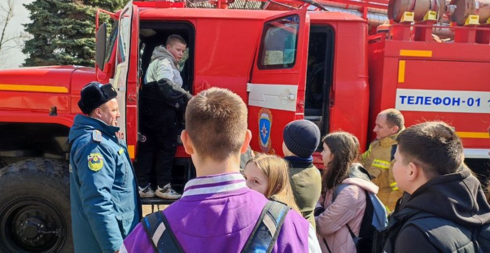 На страже безопасности: школьники ДНР изучают мир пожарных во время экскурсий На страже безопасности: школьники ДНР изучают мир пожарных во время экскурсий