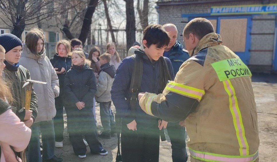 На страже безопасности: школьники ДНР изучают мир пожарных во время экскурсий На страже безопасности: школьники ДНР изучают мир пожарных во время экскурсий