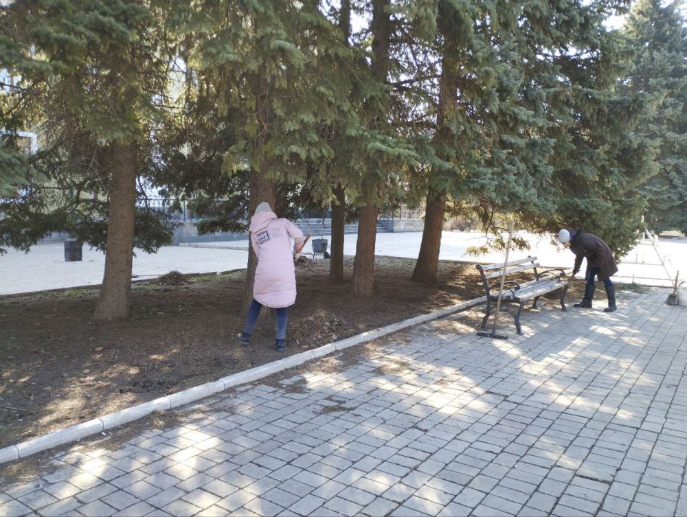 В Кировском внутригородском районе продолжаются работы в рамках двухмесячника по благоустройству В Кировском внутригородском районе продолжаются работы в рамках двухмесячника по благоустройству
