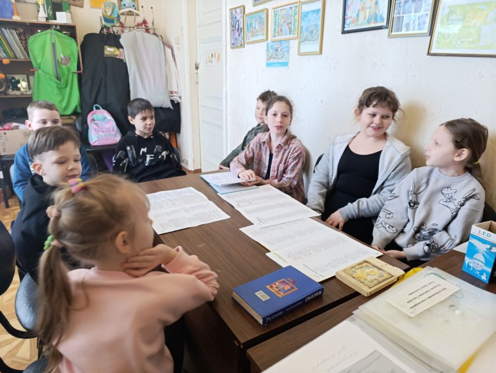 В Комсомольское прошла литературная гостиная «Души прекрасные порывы» В Комсомольское прошла литературная гостиная «Души прекрасные порывы»