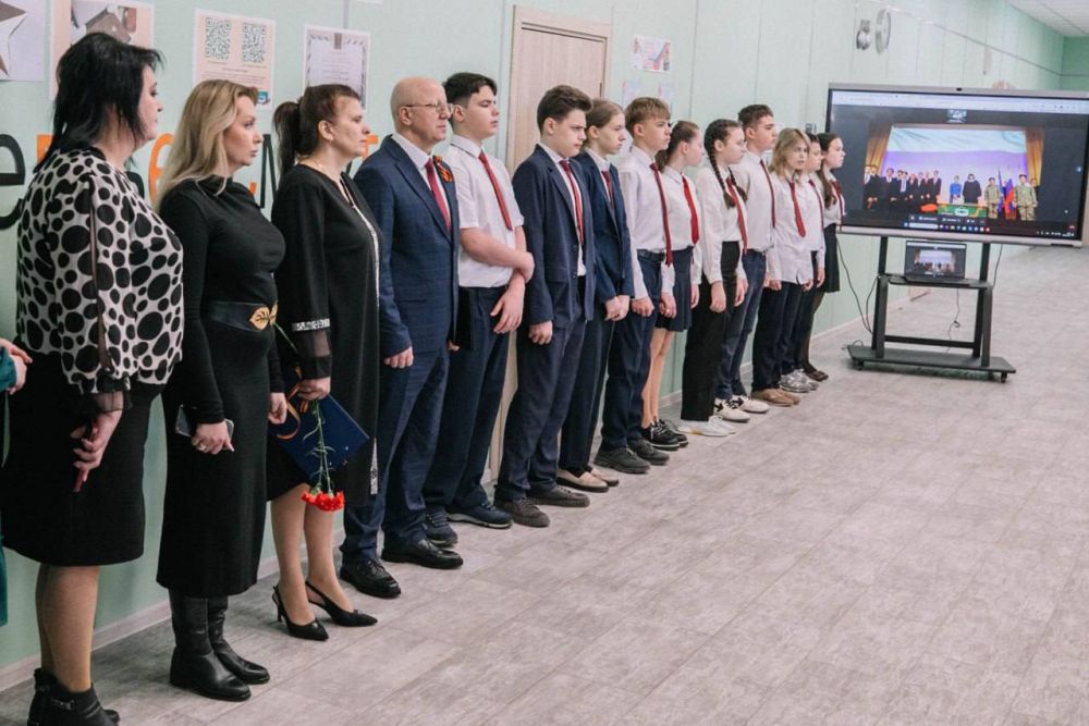 В Мариупольской школе №14 открыли «Парту Героя» Эдуарду Дьяконову В Мариупольской школе №14 открыли «Парту Героя» Эдуарду Дьяконову