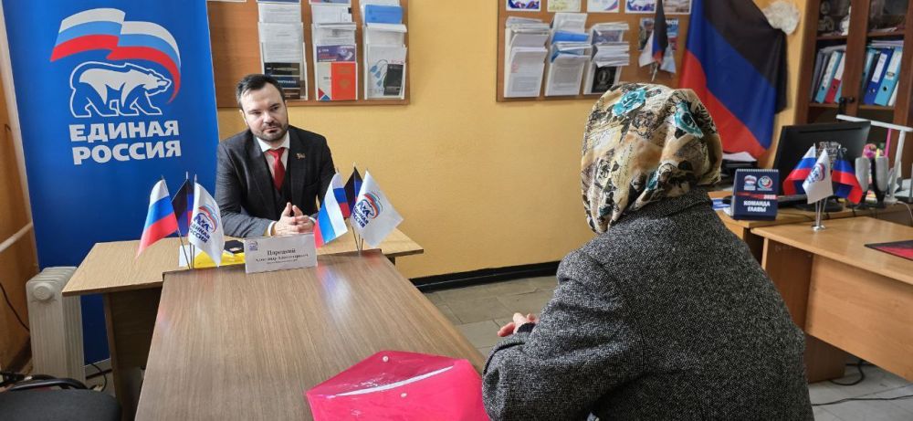 В общественной приемной Партии «Единая Россия» в городе Докучаевске провел прием граждан депутат Народного Совета ДНР Александр Парецкий В общественной приемной Партии «Единая Россия» в городе Докучаевске провел прием граждан депутат Народного Совета ДНР Александр Парецкий