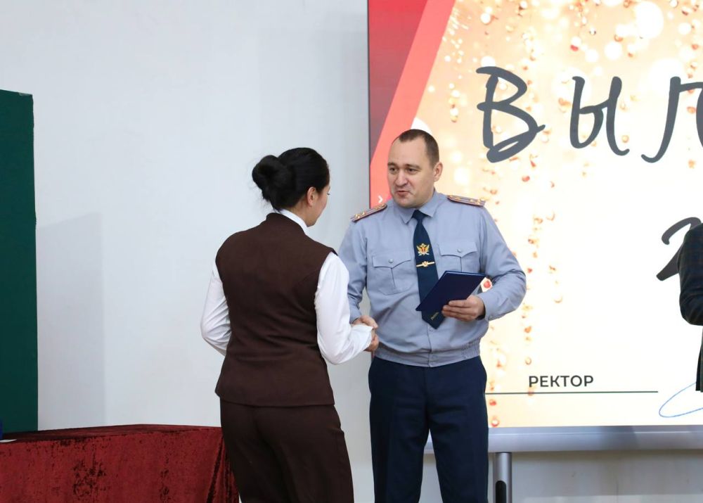Начальник ГУФСИН России по ДНР вручил дипломы выпускникам Донбасского государственного университета юстиции Начальник ГУФСИН России по ДНР вручил дипломы выпускникам Донбасского государственного университета юстиции