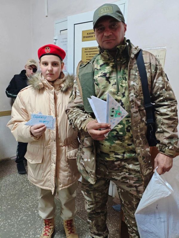Юнармейцы ВПК "Патриот" ГБОУ "Школа №119 г. о. Донецк" местного отделения города Донецка Александр Паршутин, Олег Мамин и Новикова Ирина побывали в Донецкой областной клинической травматологической больнице, где проходят... Юнармейцы ВПК "Патриот" ГБОУ "Школа №119 г. о. Донецк" местного отделения города Донецка Александр Паршутин, Олег Мамин и Новикова Ирина побывали в Донецкой областной клинической травматологической больнице, где проходят...