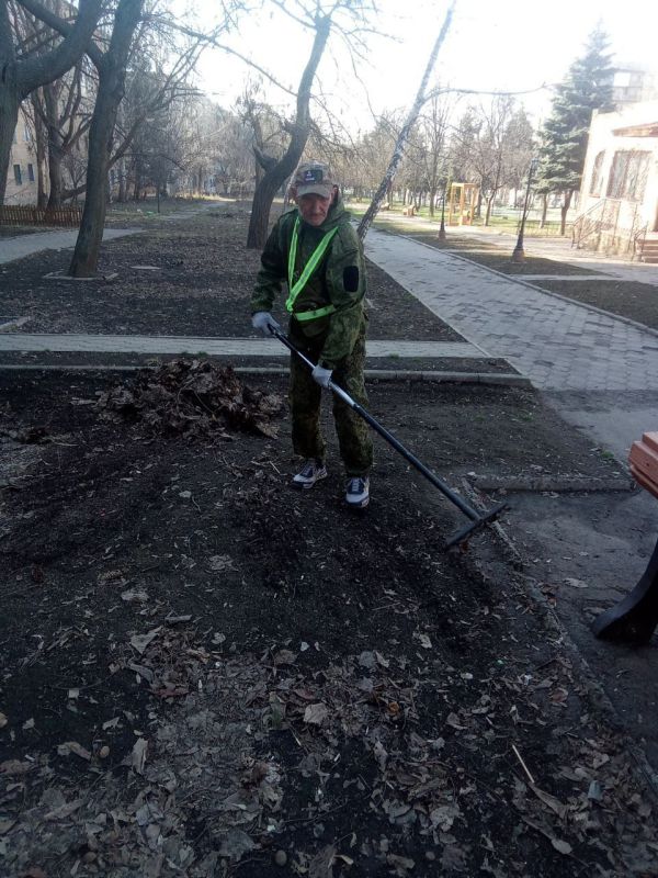 Коммунальщики Снежного благоустраивают территории общего пользования Коммунальщики Снежного благоустраивают территории общего пользования