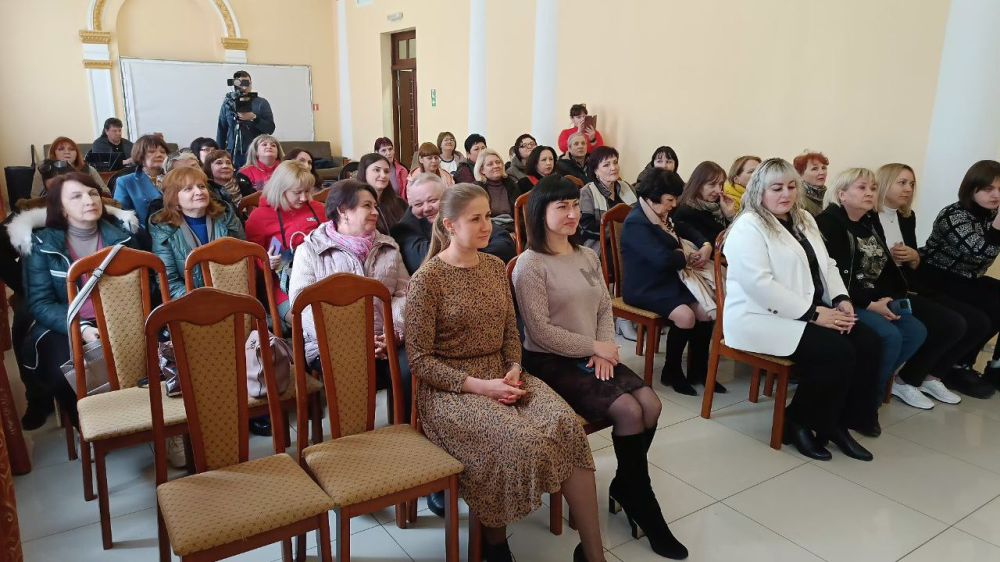 Сегодня, 24 марта Харцызский городской Дворец культуры распахнул свои двери для торжественного мероприятия «Имею честь тебе служить, Культура», посвященного Дню работников культуры Сегодня, 24 марта Харцызский городской Дворец культуры распахнул свои двери для торжественного мероприятия «Имею честь тебе служить, Культура», посвященного Дню работников культуры