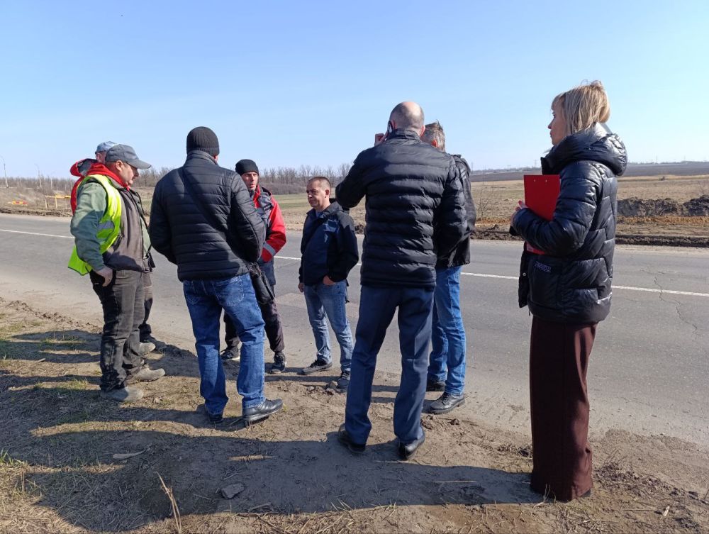 Татьяна Темникова: Сегодня, 24 марта, совместно с заместителем руководителя Управы Александром Поддубным, проинспектировали и обсудили ход работ ООО "Мостовик" на участке дороги Донецк-Старобешево-Новоазовск Татьяна Темникова: Сегодня, 24 марта, совместно с заместителем руководителя Управы Александром Поддубным, проинспектировали и обсудили ход работ ООО "Мостовик" на участке дороги Донецк-Старобешево-Новоазовск