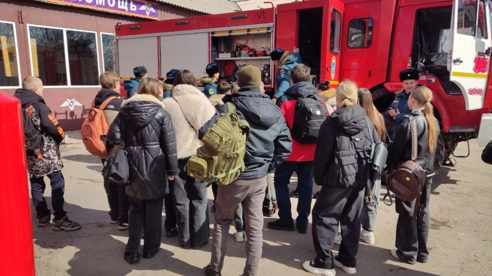 Школьники ДНР изучают мир пожарных во время экскурсий Школьники ДНР изучают мир пожарных во время экскурсий