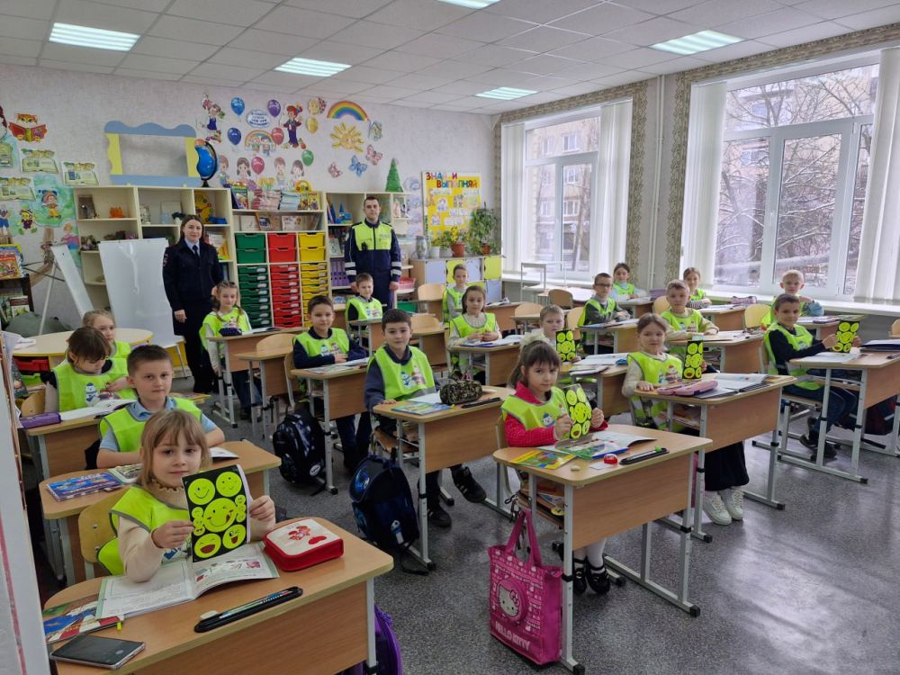 В Волновахском районе полицейские ведут профилактическую работу со школьниками В Волновахском районе полицейские ведут профилактическую работу со школьниками