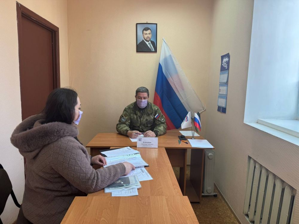 24 марта депутат Народного совета ДНР первого созыва Александр Камышов провёл приём граждан в Общественной приемной Председателя партии «Единая Россия» Червоногвардейского района 24 марта депутат Народного совета ДНР первого созыва Александр Камышов провёл приём граждан в Общественной приемной Председателя партии «Единая Россия» Червоногвардейского района