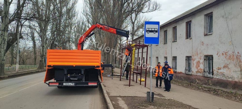 Алексей Кулемзин: По многочисленным просьбам жителей Кировского района Донецка сотрудники предприятия «Дорожное ремонтно-строительное управление» установили остановочный павильон общественного транспорта на улице Кирова... Алексей Кулемзин: По многочисленным просьбам жителей Кировского района Донецка сотрудники предприятия «Дорожное ремонтно-строительное управление» установили остановочный павильон общественного транспорта на улице Кирова...