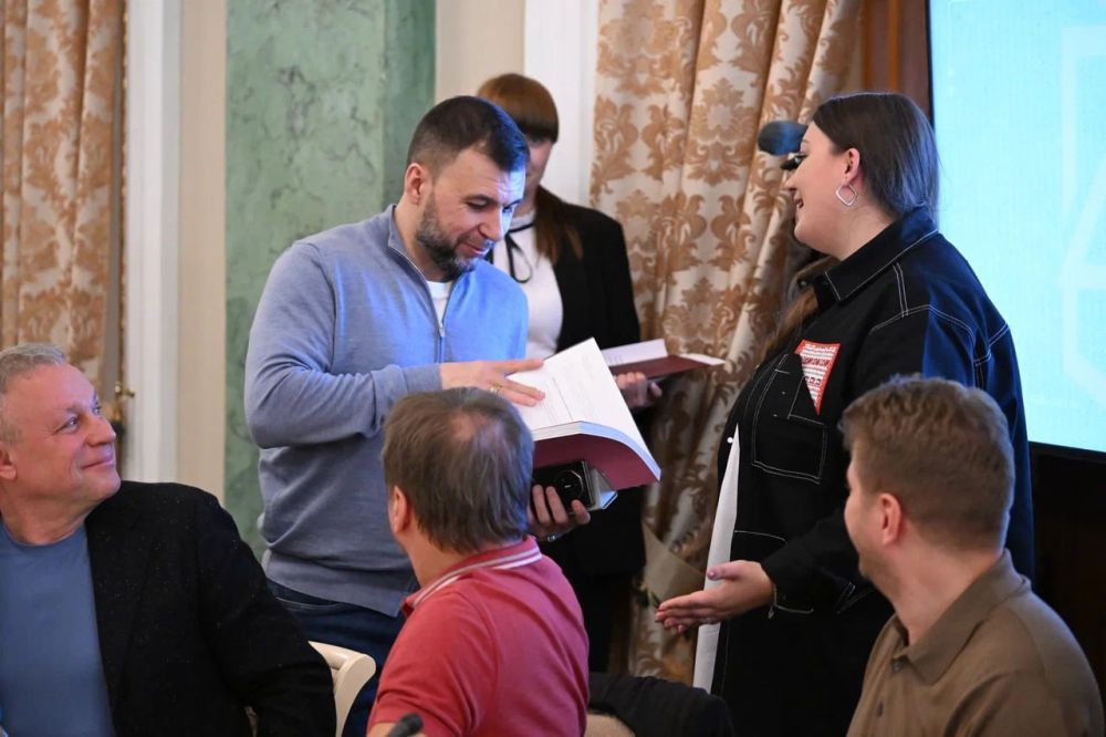 Кирилл Макаров: Принял участие в стратегической сессии с Денисом Владимировичем, Фондом кино, кинематографистами и деятелями культуры Кирилл Макаров: Принял участие в стратегической сессии с Денисом Владимировичем, Фондом кино, кинематографистами и деятелями культуры
