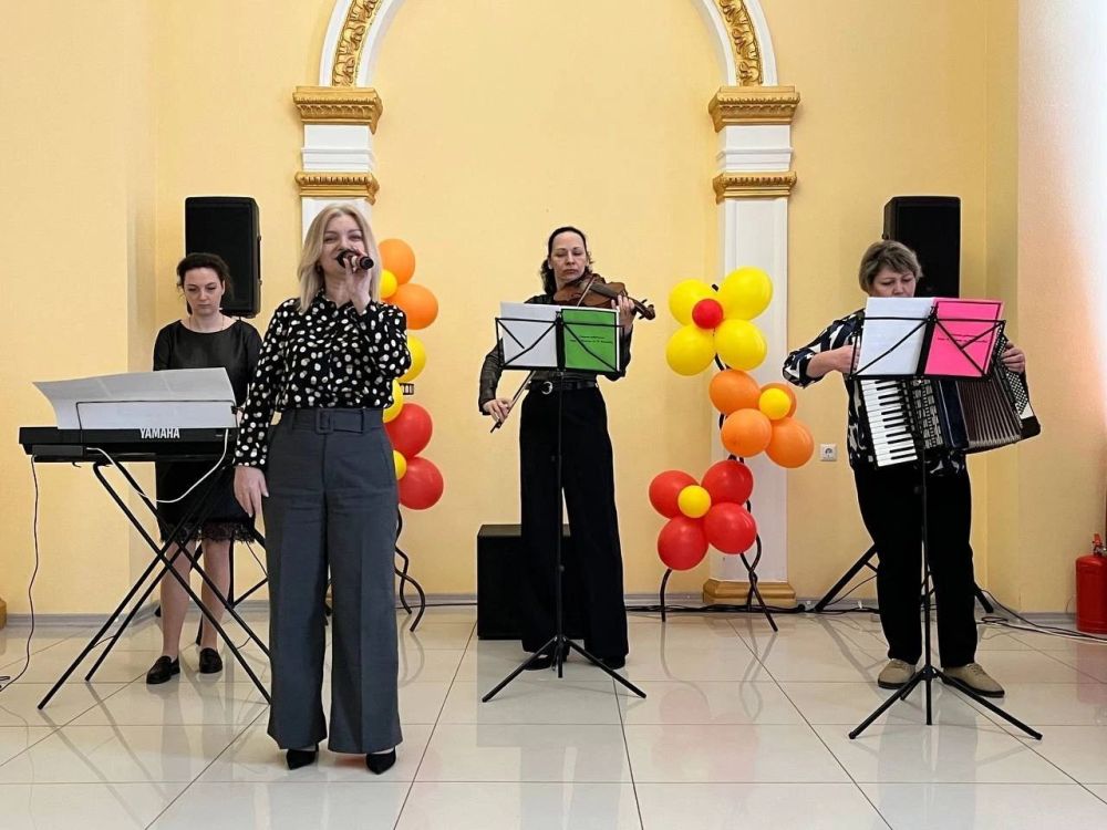 Сегодня, 24 марта Харцызский городской Дворец культуры распахнул свои двери для торжественного мероприятия «Имею честь тебе служить, Культура», посвященного Дню работников культуры Сегодня, 24 марта Харцызский городской Дворец культуры распахнул свои двери для торжественного мероприятия «Имею честь тебе служить, Культура», посвященного Дню работников культуры