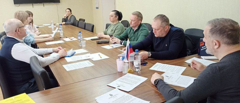 РАБОТА КОМИТЕТОВ. Состоялось заседание постоянного комитета по вопросам местного самоуправления, регламента кадров и депутатской этики Рассмотрены проекты решений Донецкого городского совета: - «О присвоении звания... РАБОТА КОМИТЕТОВ. Состоялось заседание постоянного комитета по вопросам местного самоуправления, регламента кадров и депутатской этики Рассмотрены проекты решений Донецкого городского совета: - «О присвоении звания...