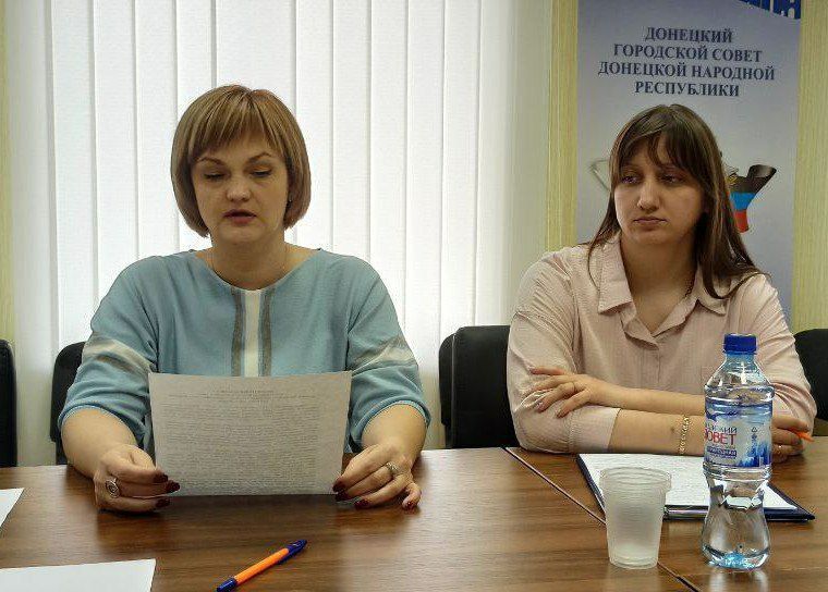 РАБОТА КОМИТЕТОВ. Состоялось заседание постоянного комитета по вопросам местного самоуправления, регламента кадров и депутатской этики Рассмотрены проекты решений Донецкого городского совета: - «О присвоении звания... РАБОТА КОМИТЕТОВ. Состоялось заседание постоянного комитета по вопросам местного самоуправления, регламента кадров и депутатской этики Рассмотрены проекты решений Донецкого городского совета: - «О присвоении звания...