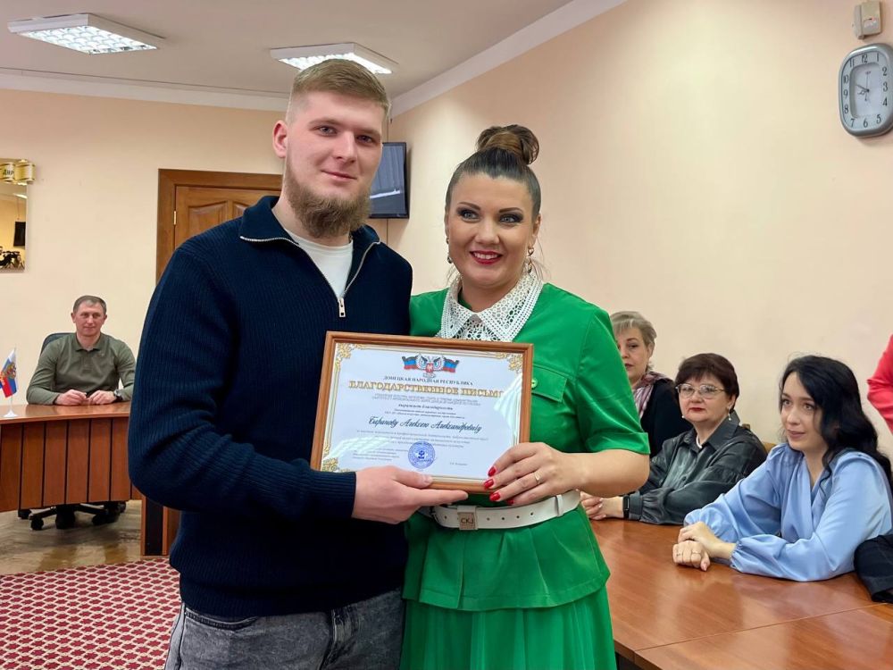 Глава Шахтерского округа Александр Шатов поздравил работников культуры с профессиональным праздником Глава Шахтерского округа Александр Шатов поздравил работников культуры с профессиональным праздником