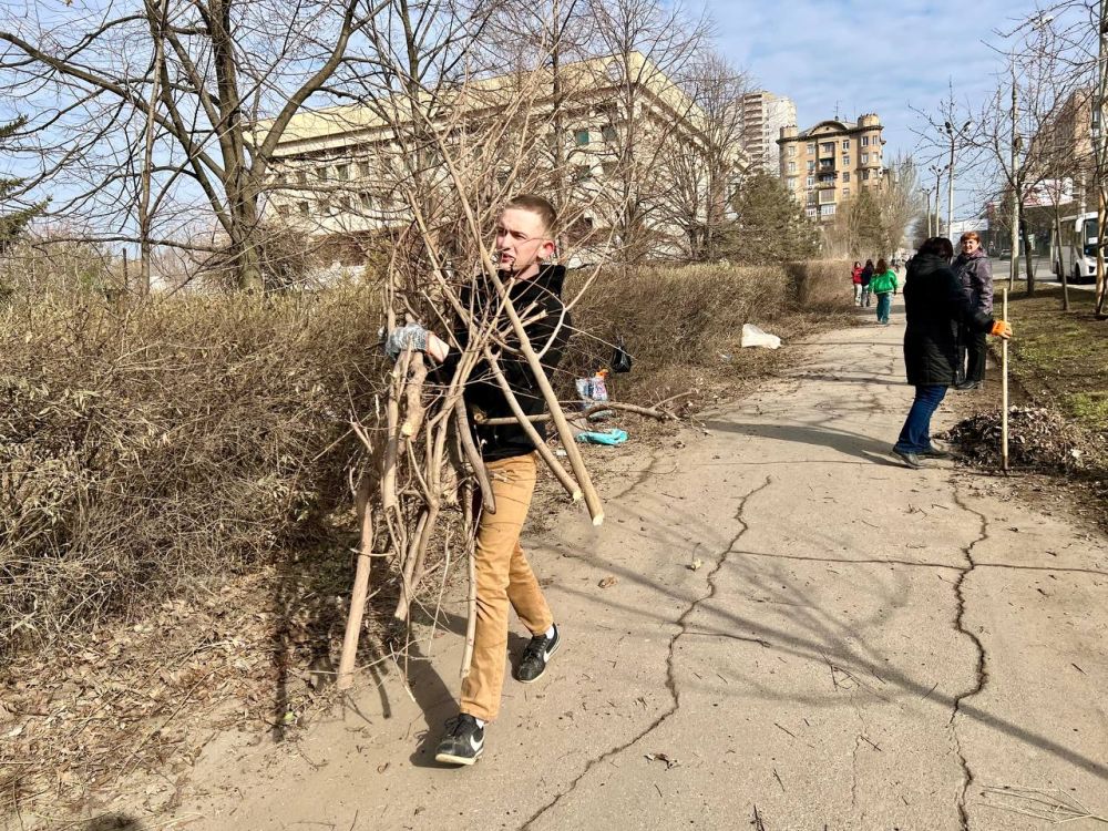 Продолжаем приводить в порядок улицы нашего города Продолжаем приводить в порядок улицы нашего города