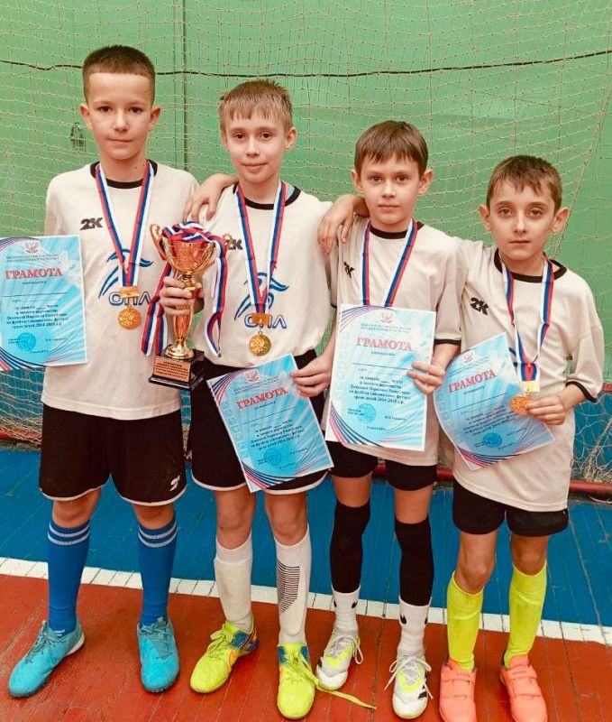 Александр Шатов: Команда юниоров до 11 лет «ДЮСШ-АЯКС» стала Чемпионом зимнего Первенства Республики по футболу 5х5 Александр Шатов: Команда юниоров до 11 лет «ДЮСШ-АЯКС» стала Чемпионом зимнего Первенства Республики по футболу 5х5