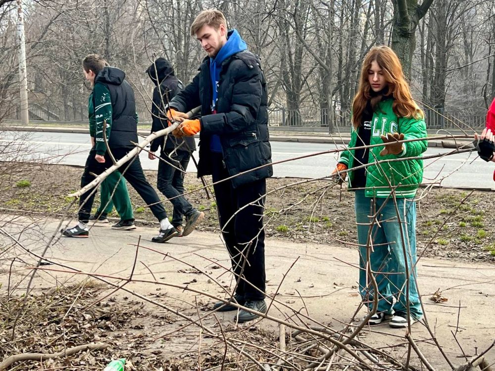 Продолжаем приводить в порядок улицы нашего города Продолжаем приводить в порядок улицы нашего города
