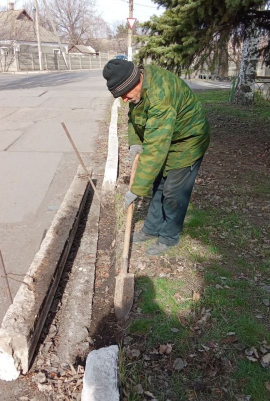 Силами коммунальных предприятий были проделаны работы по наведению чистоты и порядка на территории г. Моспино: Силами коммунальных предприятий были проделаны работы по наведению чистоты и порядка на территории г. Моспино:
