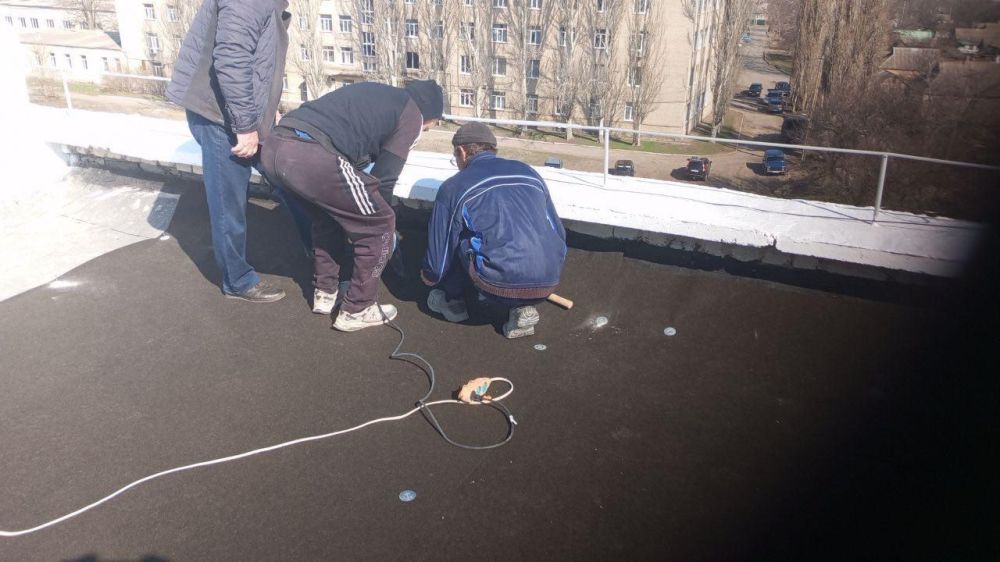 Подготовку к укладке мембранного покрытия начали специалисты из ЕАО на крыше многоэтажки в г. Амвросиевка Подготовку к укладке мембранного покрытия начали специалисты из ЕАО на крыше многоэтажки в г. Амвросиевка
