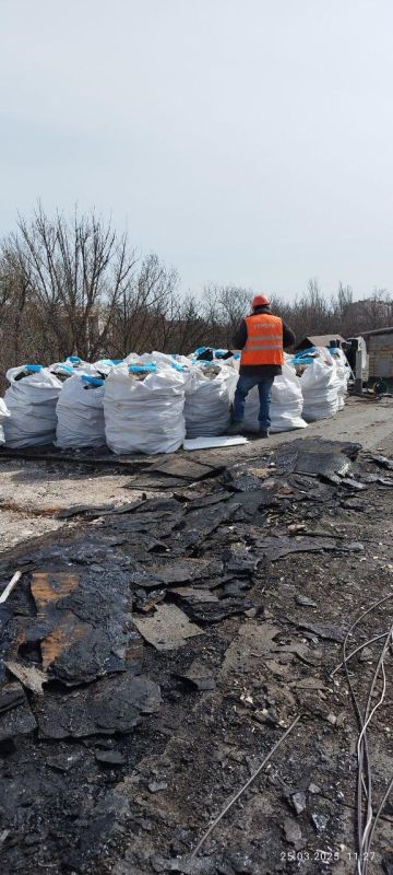 Нижегородские специалисты приступили к демонтажным работам на кровле одного из жилых домов Харцызска Нижегородские специалисты приступили к демонтажным работам на кровле одного из жилых домов Харцызска