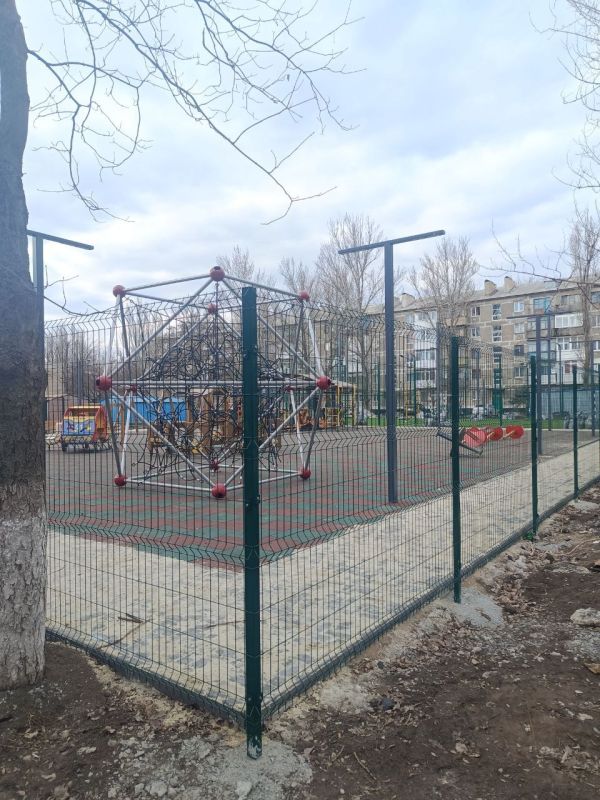 Александр Шатов: В рамках реализации федерального проекта «Формирование комфортной городской среды» национального проекта «Жилье и городская среда» вблизи многоквартирного дома города Шахтерска, мкр-н 7, д. 6. будет... Александр Шатов: В рамках реализации федерального проекта «Формирование комфортной городской среды» национального проекта «Жилье и городская среда» вблизи многоквартирного дома города Шахтерска, мкр-н 7, д. 6. будет...